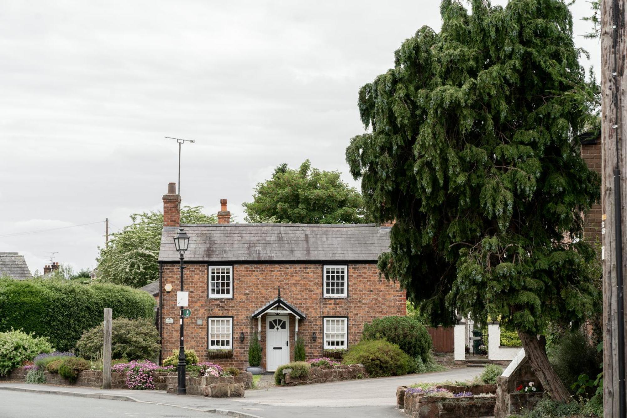 Cosy 2 Bed Cottage In Charming Village Of Christleton - For Up To 5 ภายนอก รูปภาพ